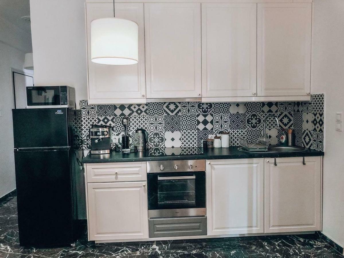 133 Sokratous, Black Marble. Атина Екстериор снимка